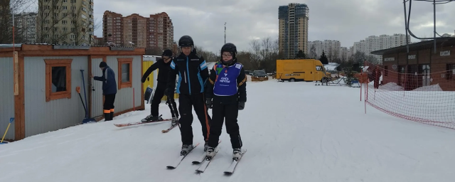 Благотворительная программа помогла красногорцу с аутизмом встать на горные лыжи