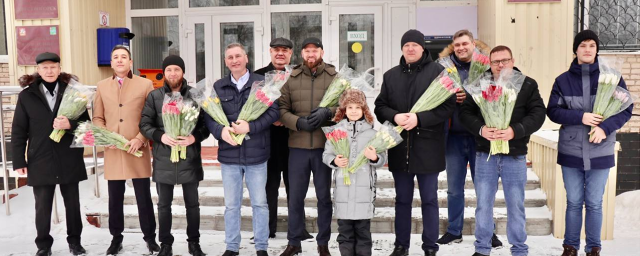 Александр Кулаков вместе с коллегами поздравил жительниц Электрогорска с праздником