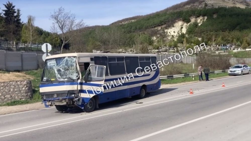 Под Севастополем автобус с пассажирами врезался в два автомобиля
