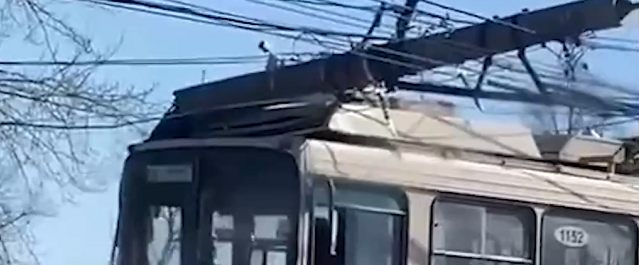 В Челябинске электроопора рухнула на троллейбус