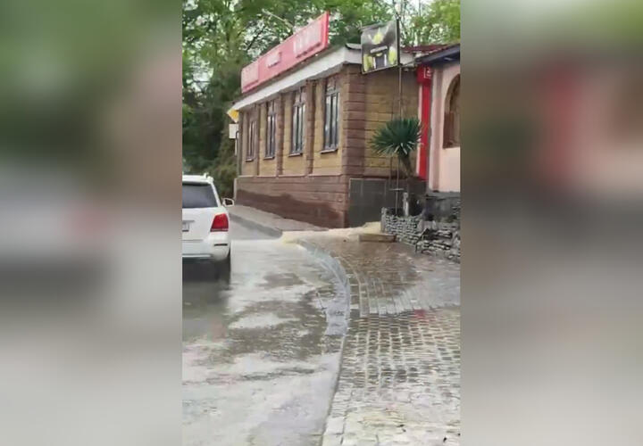 Жители полсотни улиц в Сочи остались без воды из-за оползня