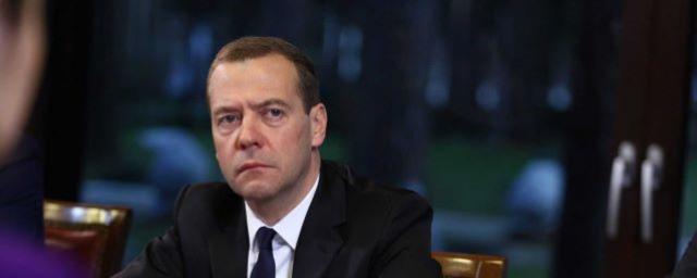 Twitter заблокировал запись Дмитрия Медведева о Польше