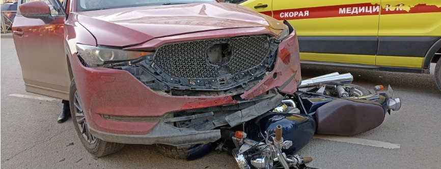 В центре Йошкар-Олы водитель автомобиля Mazda сбил мотоциклиста