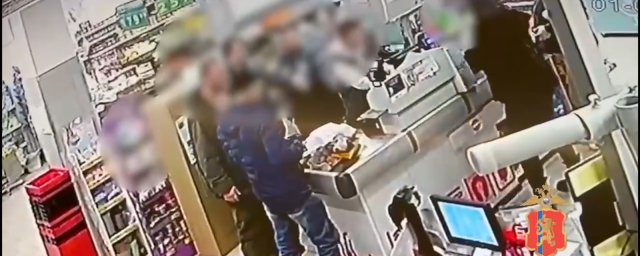В супермаркете Ачинска пьяный покупатель набросился с кулаками на 51-летнего мужчину