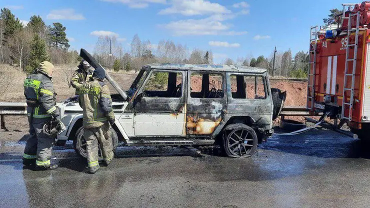 Под Красноярском уходивший от полиции Mercedes-Benz загорелся на трассе