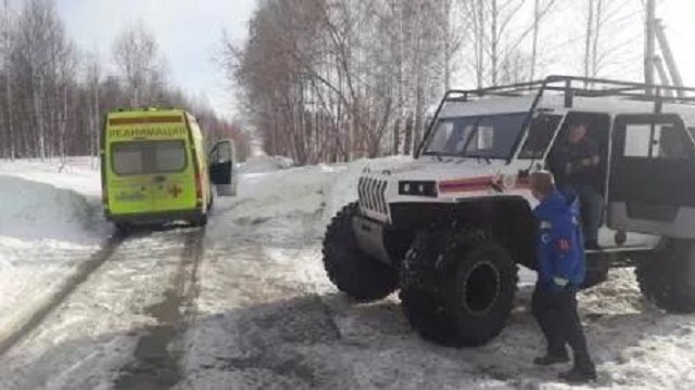 Новосибирские спасатели более километра несли на руках мужчину с инсультом