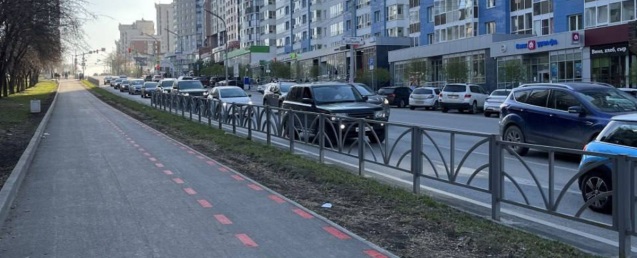 На тротуарах в Екатеринбурге местный бизнесмен со своей командой разметил дорожки для самокатов