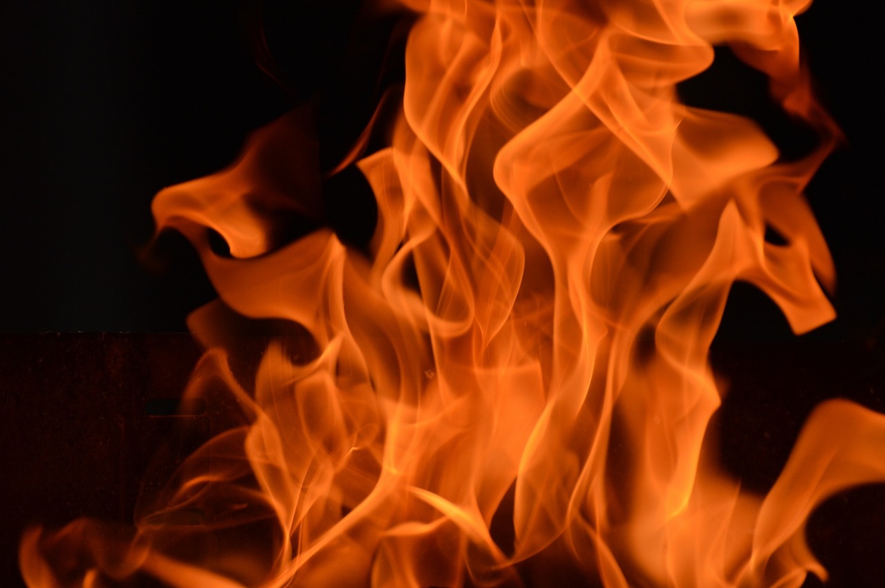 В Марий Эл инспектор ГИБДД вытащил 80-летнюю бабушку из горящего дома