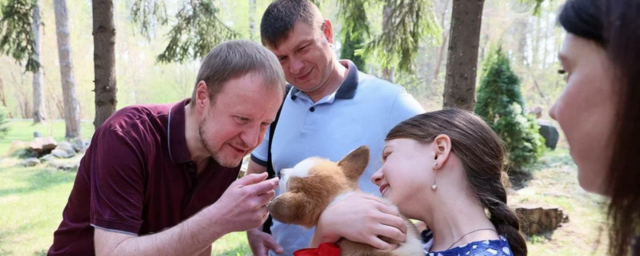 Губернатор Алтайского края Виктор Томенко подарил школьнице из Рубцовска щенка