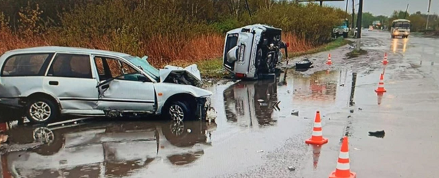 В Омске мужчина вышел из машины и погиб в аварии