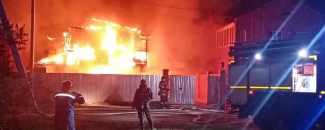 Ночью в Новосибирске сгорели два частных дома и гараж