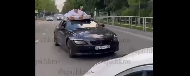 Полиция Краснодара задержала мужчину, возившего на крыше примотанного скотчем пассажира — Видео