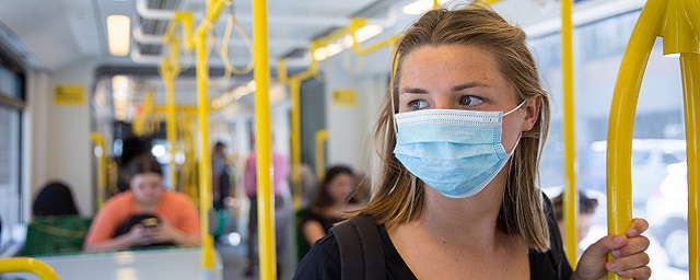 Жителям Волгоградской области рекомендовали носить маски, чтобы не заразиться новым штаммом коронавируса