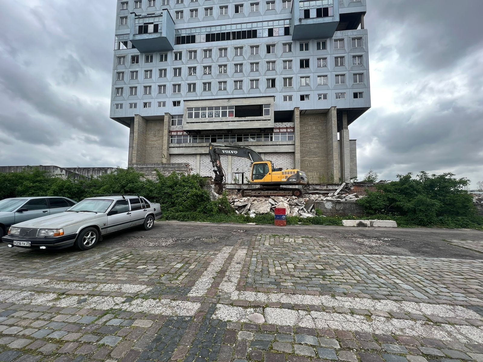 В Калининграде стартовал демонтаж известного недостроя в регионе - Дома Советов