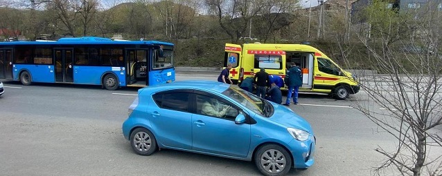 Во Владивостоке грузовик сбил девушку, вышедшую из автобуса прямо на проезжую часть