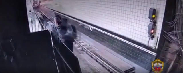 В Москве задержали пассажира метро, который решил покурить на рельсах