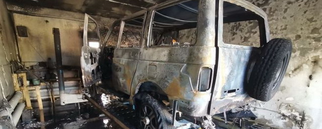 В Биробиджане сгорел автосервис вместе с машиной