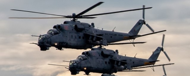 Два военных вертолета кружили над домами на юго-западе Санкт-Петербурга