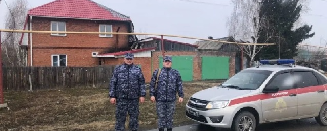 Под Новосибирском сотрудники Росгвардии спасли семью из горящего дома