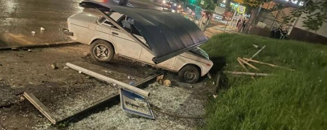 В Саратове водитель «шестерки» снес остановку и травмировал двоих человек