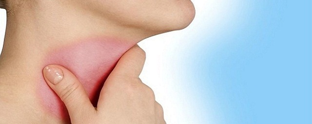 Эндокринолог Духарева предупредила, что хриплый голос может указывать на проблемы с щитовидной железой