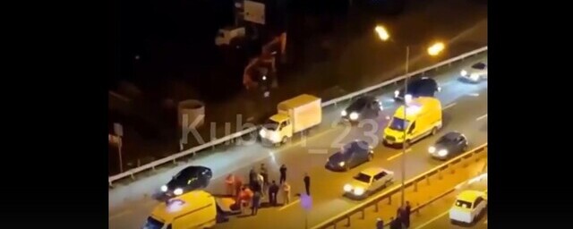 В Краснодаре водитель «БМВ» сбил двух пешеходов, перебегавших дорогу в неположенном месте