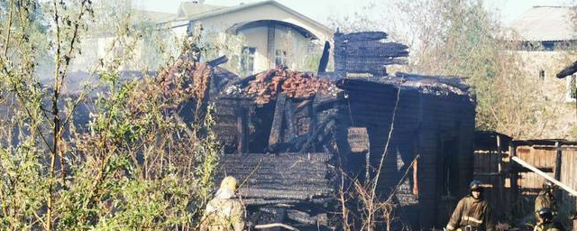 В центре Архангельска загорелись сразу четыре дома