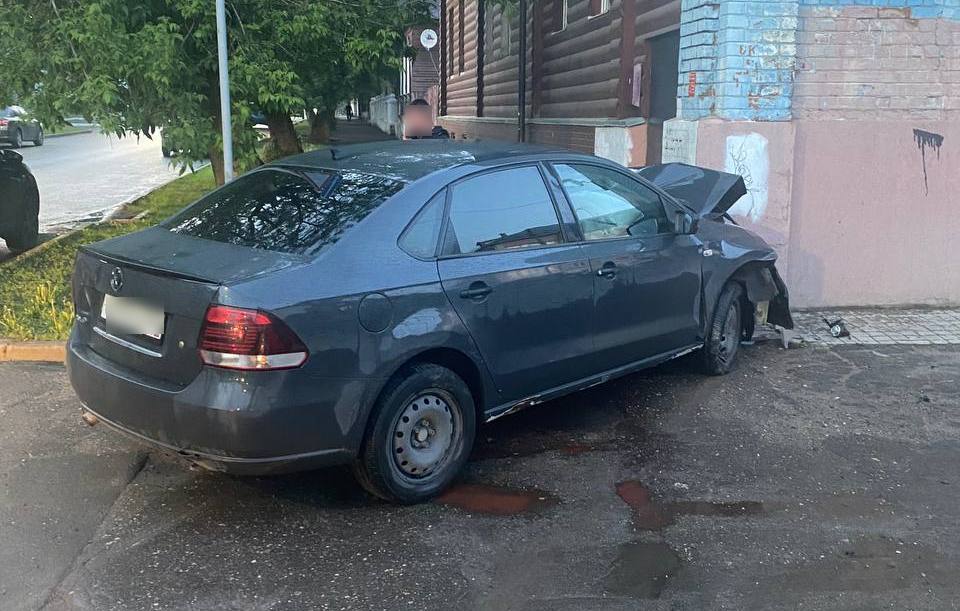 В Костроме 34-летний водитель Volkswagen Polo не справился с управлением и протаранил дом