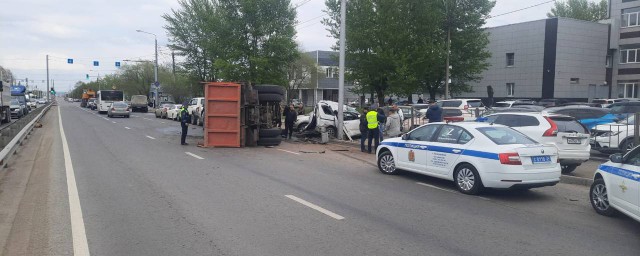 В Красноярске водитель КАМАЗа не совладал с управлением и протаранил 12 припаркованных машин