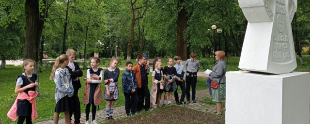 Школьники расшифровали старославянские символы на одном из памятников Красногорска