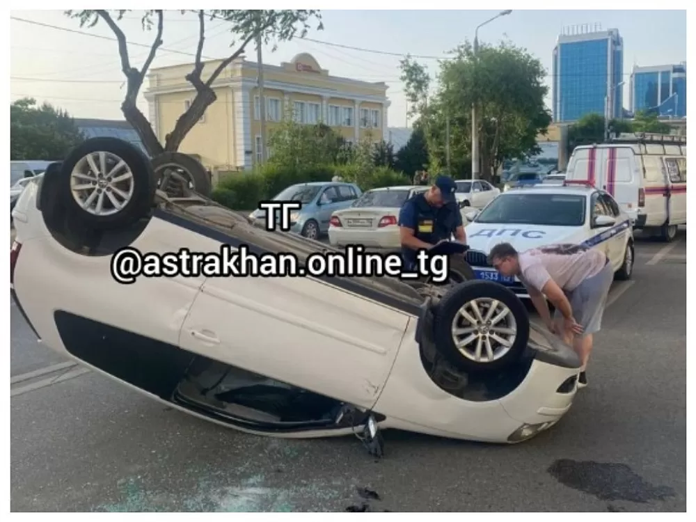 В Астрахани автоледи за рулем Volkswagen Polo врезалась в припаркованную Hyundai и перевернулась