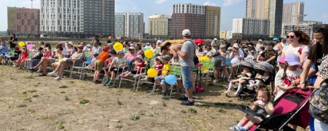 Необычный фестиваль двойняшек состоялся в Академическом районе Екатеринбурга