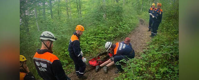 В горах Сочи восемь спасателей вытаскивали туриста, сломавшего ногу у «Орлиных скал»