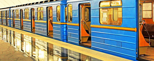 Во время воздушной тревоги киевлян не пустили в закрытое на ночь метро