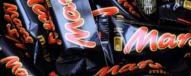 Компания Mars начала в тестовом режиме упаковывать шоколадные батончики в бумажную обертку