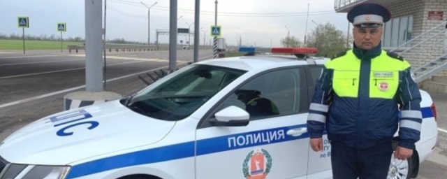 В Волгограде инспектор ДПС помог быстро доставить в больницу обварившегося кипятком малыша