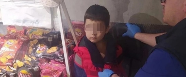 В Омске трехлетний раздетый мальчик пришел ночью в одиночестве в магазин