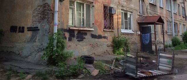 В Омске рухнула балконная перегородка жилого дома