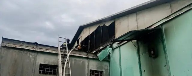 В Бийске загорелась крыша почтового склада