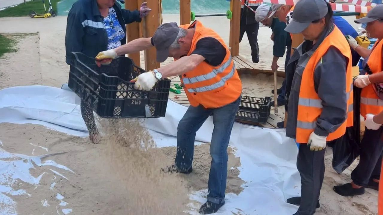 Сотрудники ГУСТ очистили песочницу от осколков стекла в г.о. Красногорск