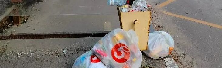В Быково Раменского городского округа дорожники убрали бытовой мусор с остановки