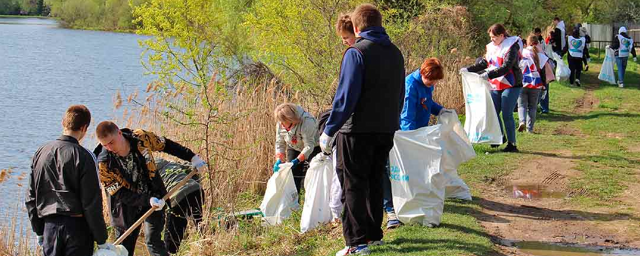 Школьники и студенты Раменского г.о. очистили от мусора берега реки Дорка