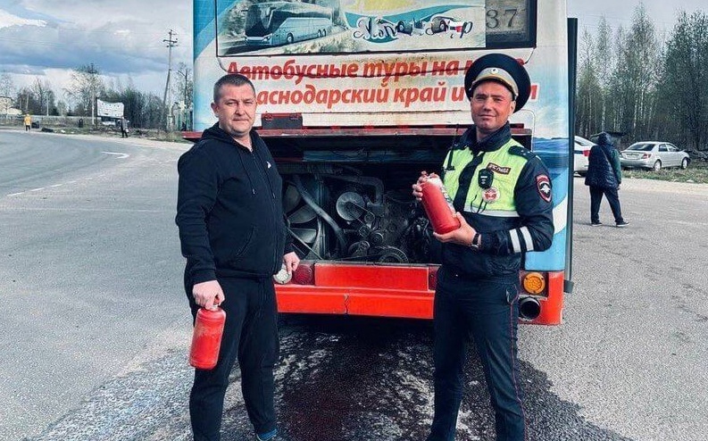 В Вологде полицейские потушили горящий пассажирский автобус