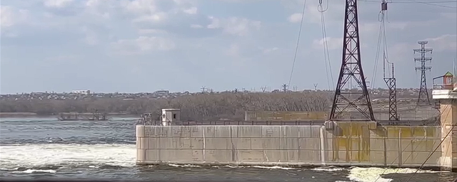 На Каховской ГЭС начали контролируемый водосброс