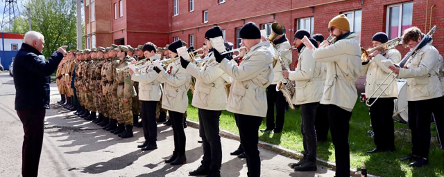 В Электрогорске ветерана ВОВ Сергея Лобакова поздравили концертом духового оркестра