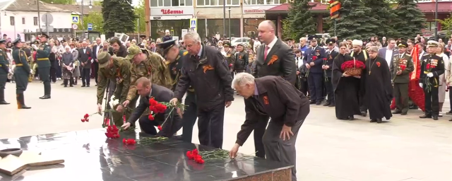 В Егорьевске возложили цветы к Вечному огню у мемориала Воинской славы