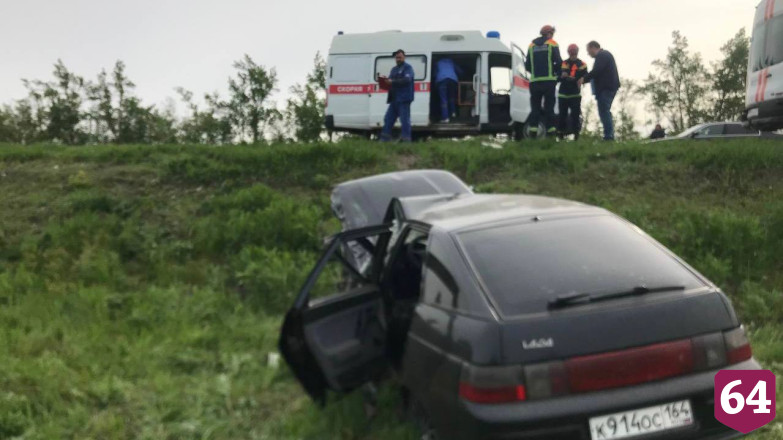 В Саратове при столкновении LADA и Chevrolet пострадала водитель отечественной машины
