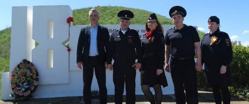 В Керчи полицейские поучаствовали в патриотической акции «Сад Памяти»