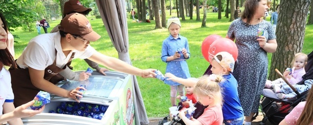 В Красногорске детей 1 июня угостили мороженым