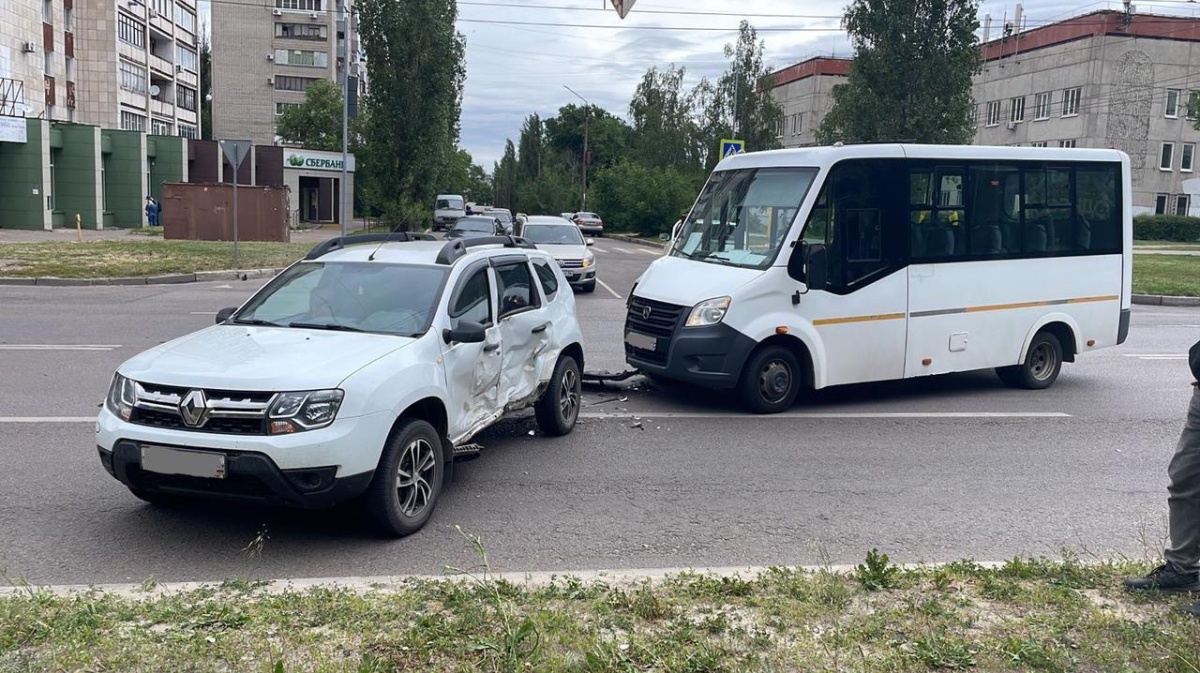 В Воронеже две женщины пострадали при столкновении автобуса и иномарки